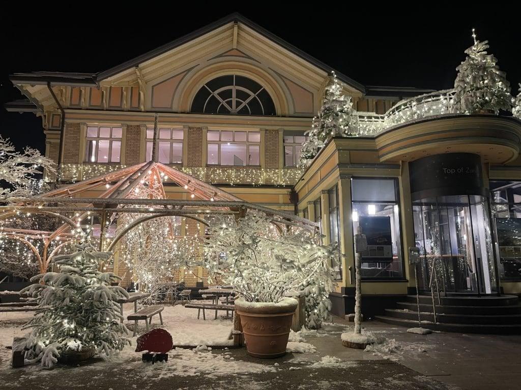 Beleuchtetes Gebäude mit weihnachtlicher Dekoration bei Nacht