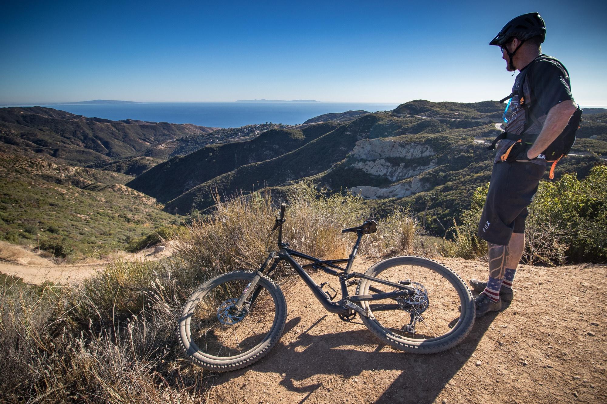 Erleben Sie atemberaubende Trails mit dem SQlab Mountainbike. Perfekt für jeden Abenteurer in malerischem Gelände.