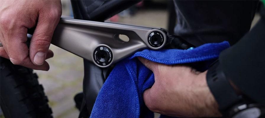 Das e-Bike Fahrwerk wird mit einem Tuch gereinigt und gepflegt