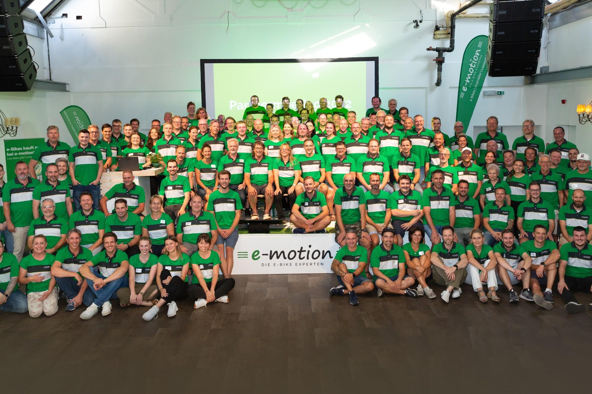 Mitarbeiter feiern die 100. e-motion e-bike-Welt in Berlin-Aderlshof.