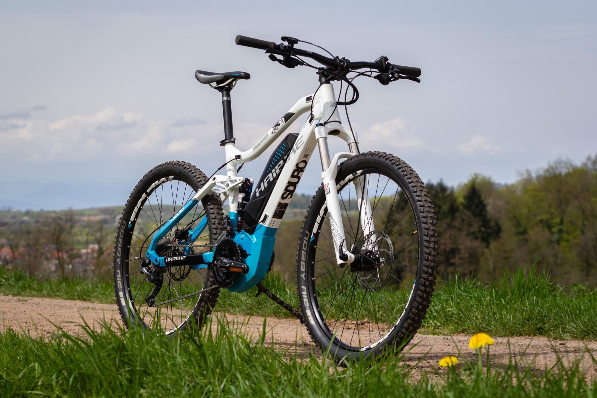 Das Bild zeigt ein Haibike SDURO FULLLIFE 6.0, ein E-Mountainbike, das für Geländefahrten konzipiert ist.