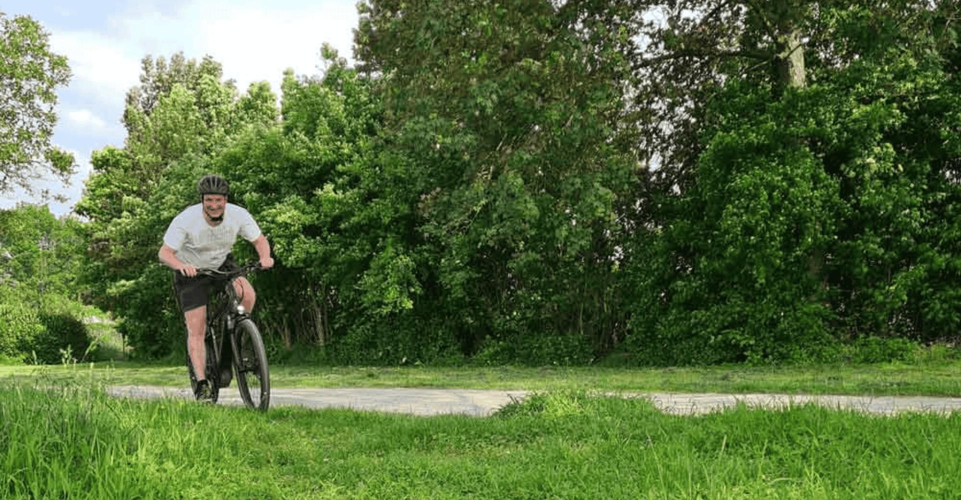 Ein Fahrer auf dem Specialized Turbo Vado 5.0 auf Waldwegen