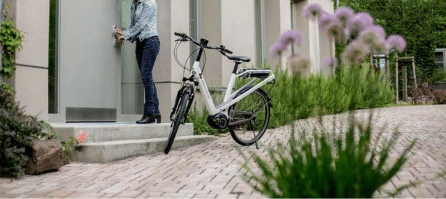 E-Bike vor Haustür mit automatischer Schaltung auf gepflastertem Weg