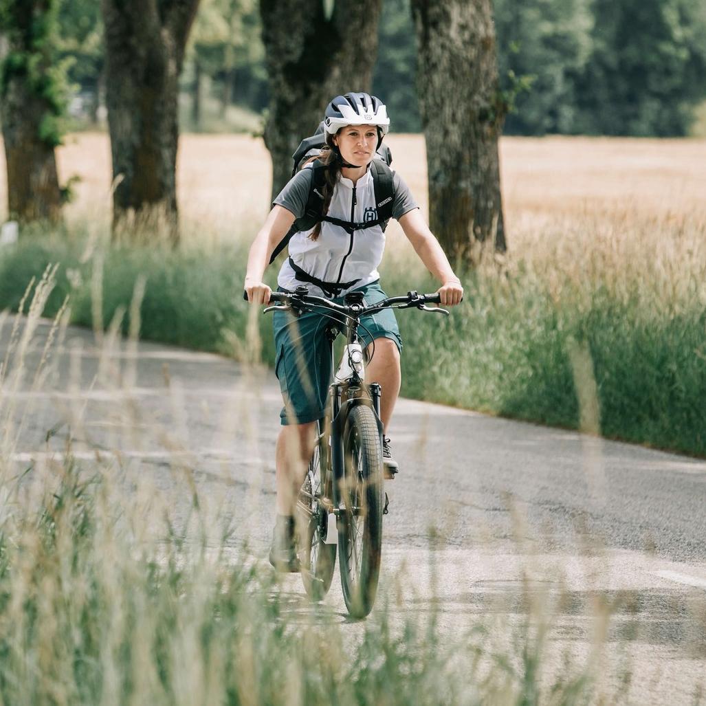 Eine Frau fährt auf dem Husqvarna Grand Tourer in der Natur