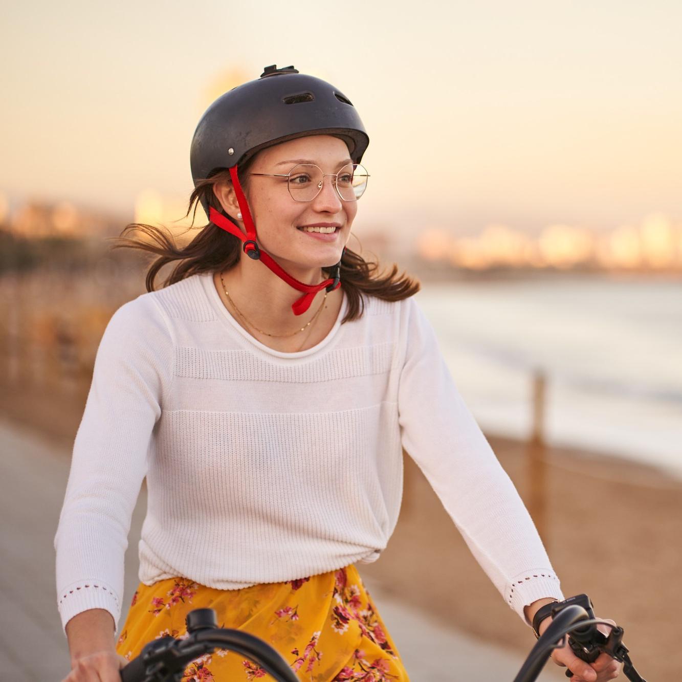 Junge Frau fährt das Corratec LifeS e-Bike in Barcelona