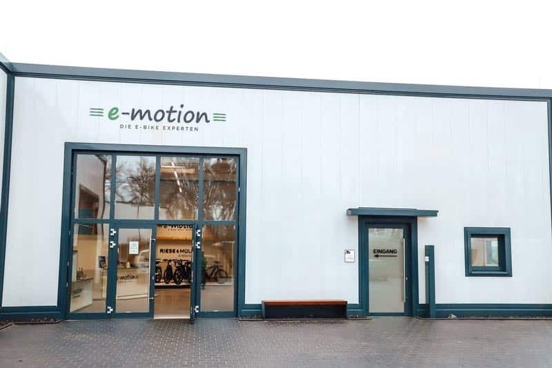 Das Bild zeigt den Shop der e-motion e-Bike Welt in Wedel von außen.
