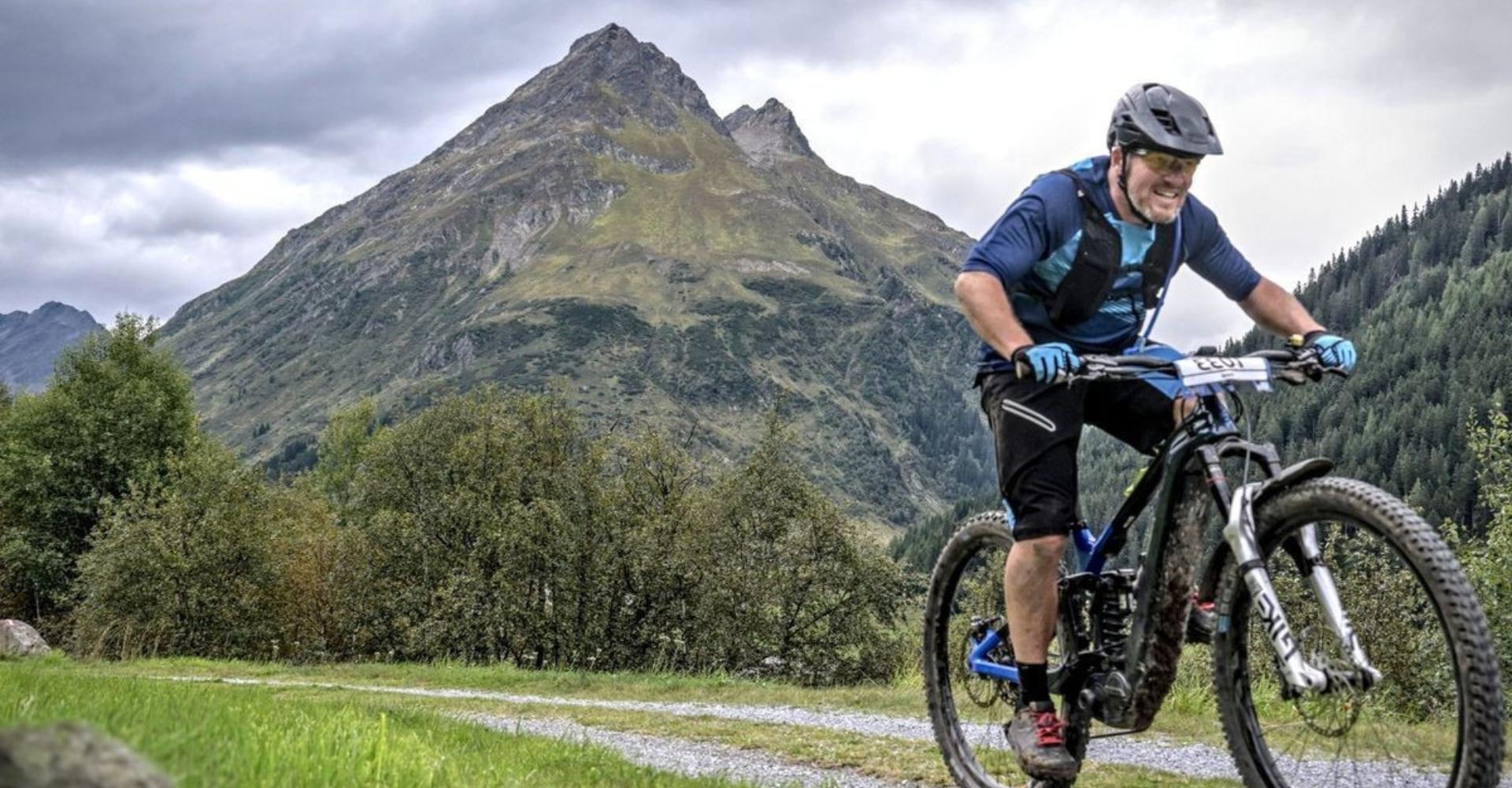 Ein Teilnehmer der e-Bike WM für Jedermann 2023 ist gerade auf dem Weg zum Ziel.