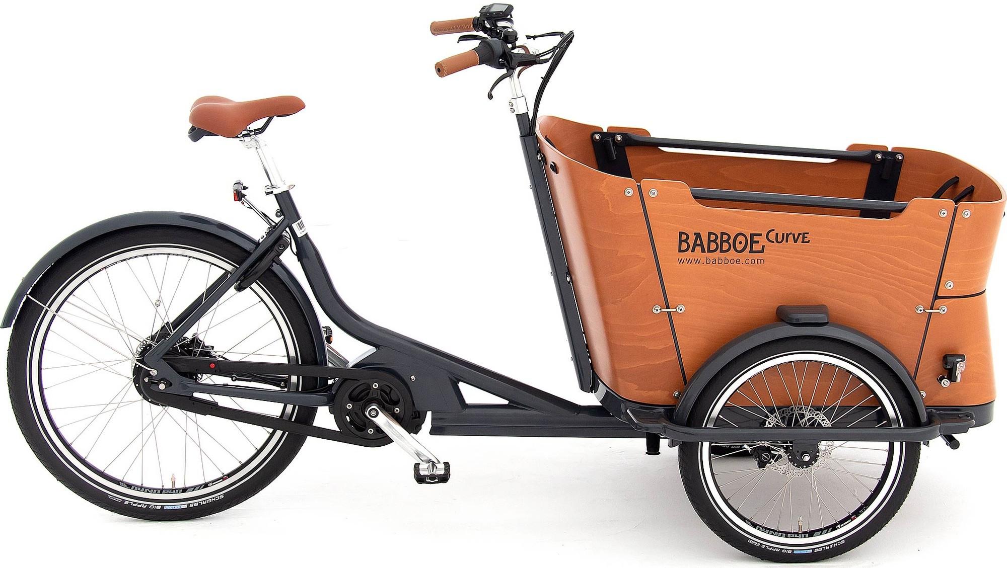 Das Bild zeigt ein Babboe Curve Mountain 2021, ein e-Lastenrad, das für Familien und Transport konzipiert ist.
