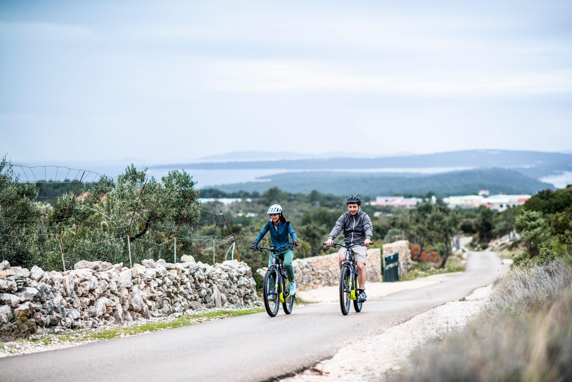 Entdecken Sie die malerische Landschaft Kroatiens auf robusten Haibike E-Bikes. Perfekt für Abenteurer und Naturlie