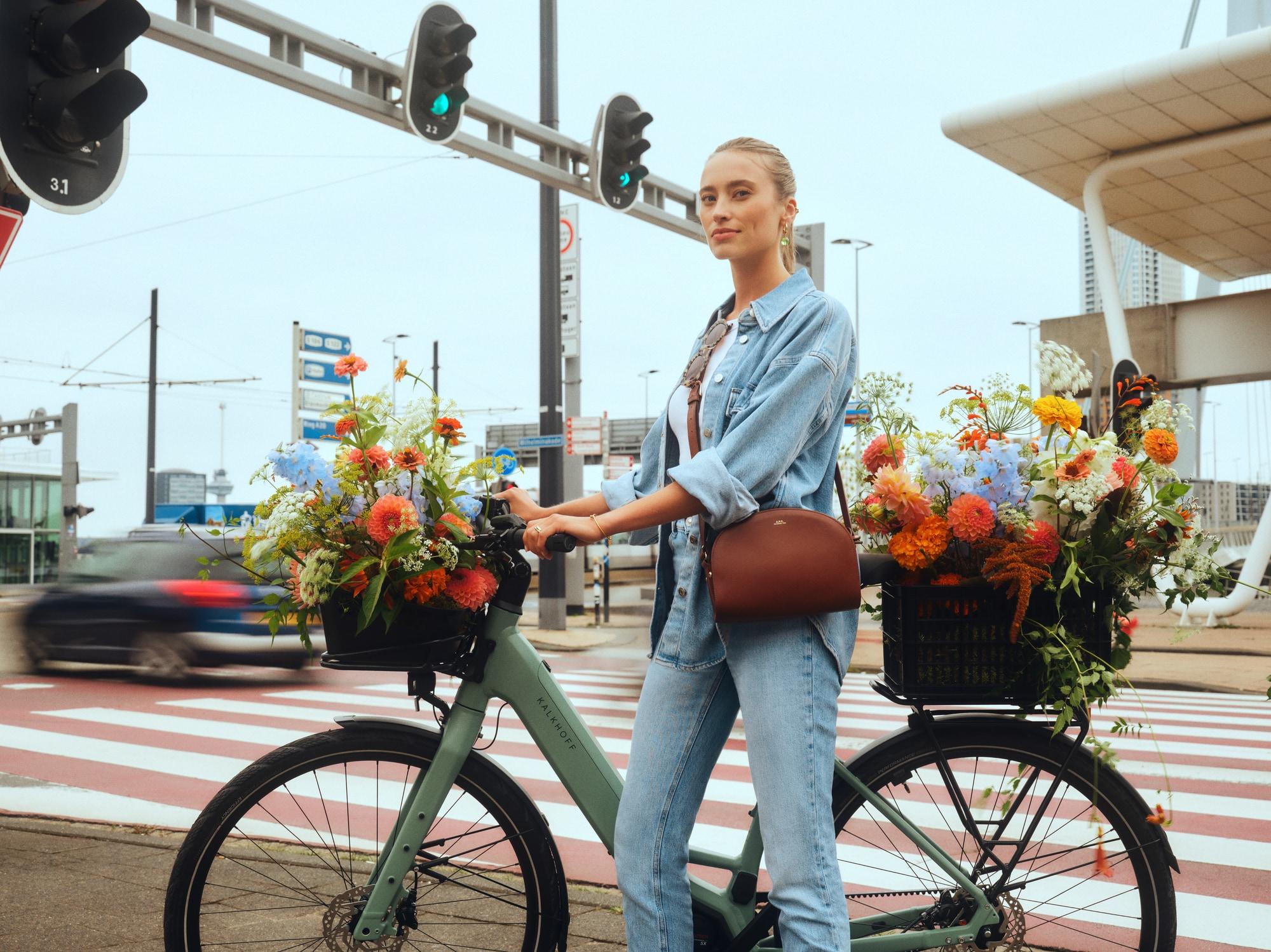 Erleben Sie den Komfort eines Kalkhoff E-Bikes, stilvoll präsentiert mit einem Korb voller bunter Blumen. Perfekt f