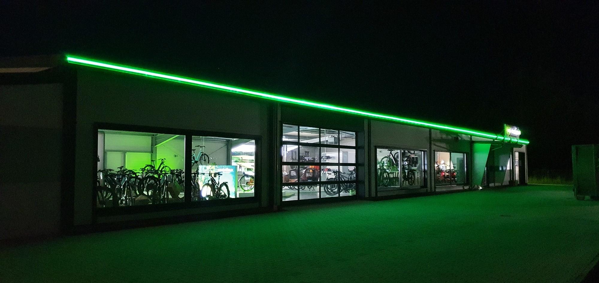 Die e-motion e-Bike Welt Schwarzenfeld beleuchtet am Abend von außen