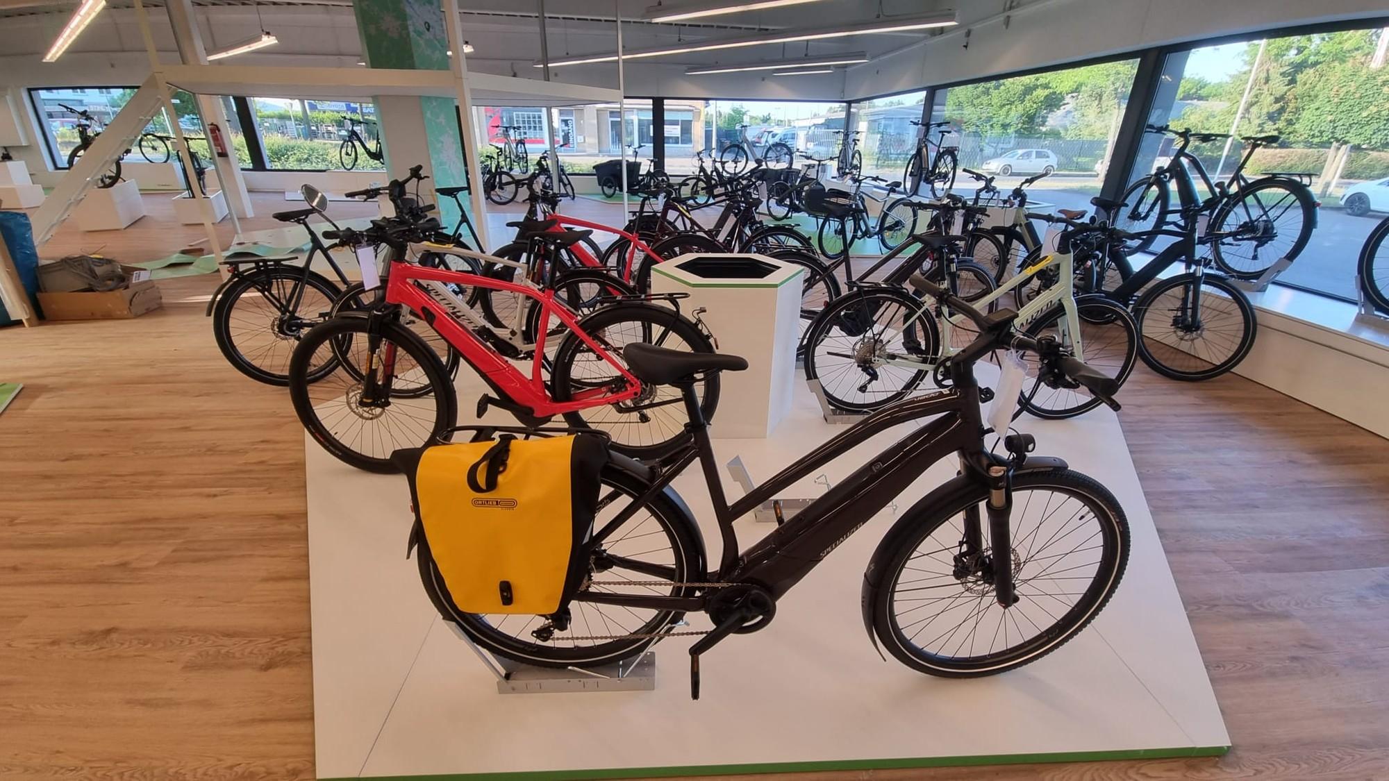 In der neu eröffneten e-motion e-Bike Welt in Bremen-Nord sind bereits die ersten e-Bikes ausgestellt.