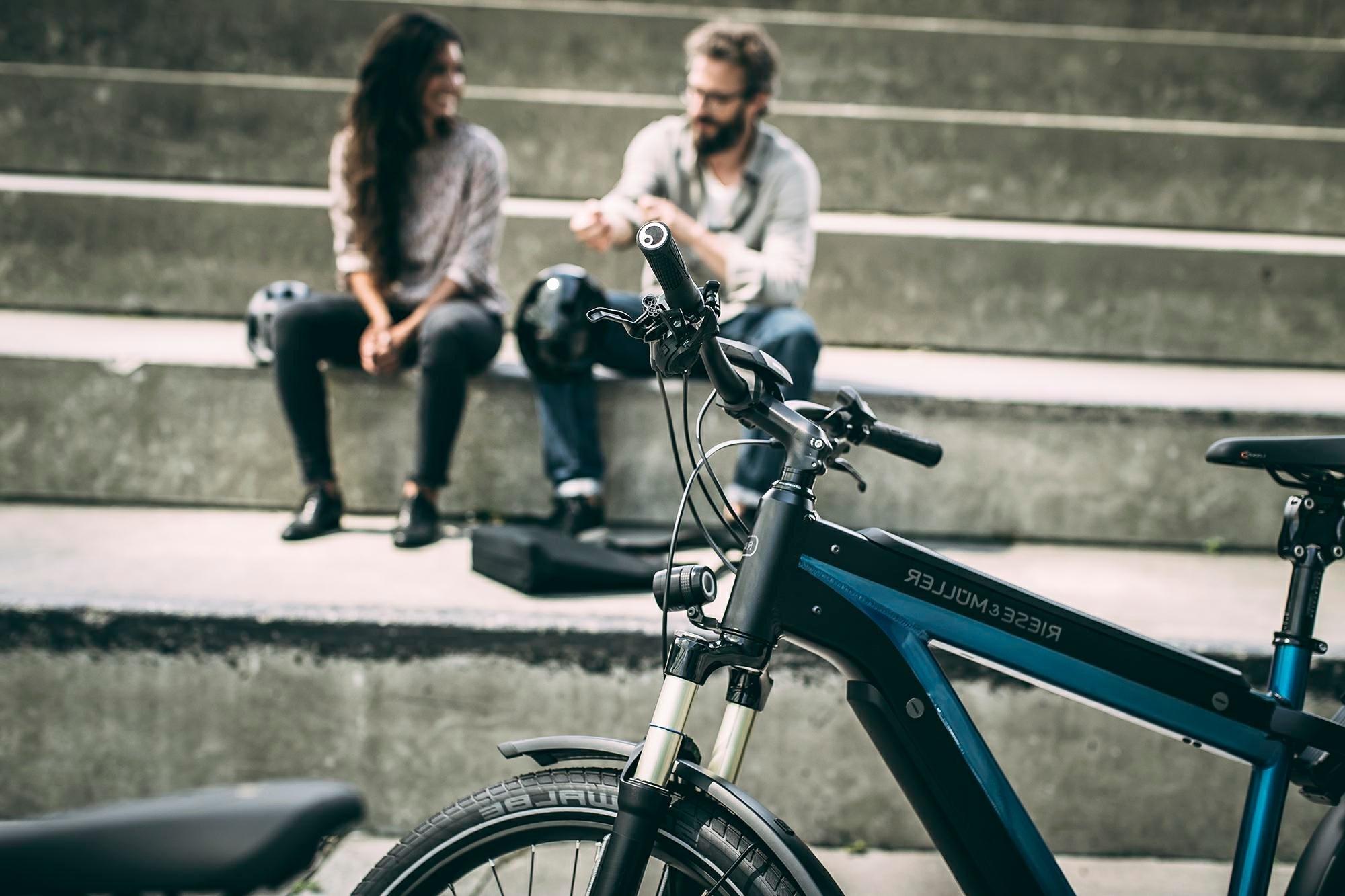 Zwei Menschen unterhalten sich vor ihren e-Bikes über die CMT Messe in Stuttgart.