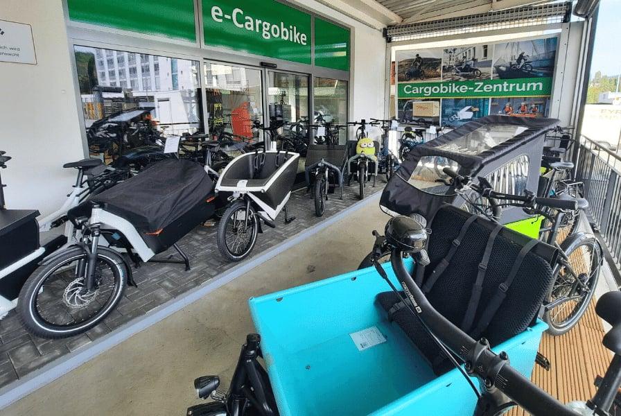 E-Cargobike Ausstellung im CargoBike-Zentrum mit verschiedenen Modellen