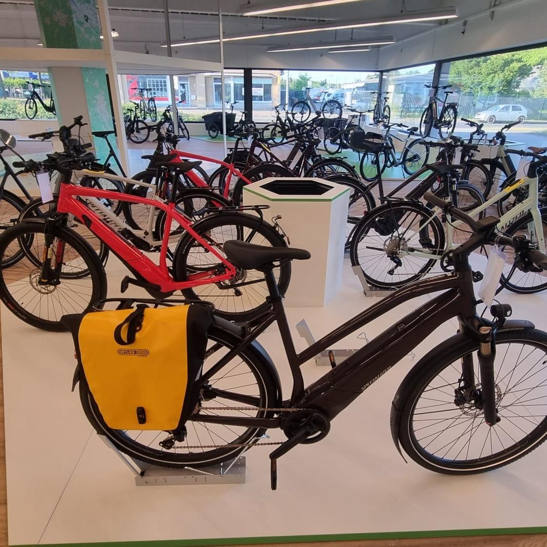 In der neu eröffneten e-motion e-Bike Welt in Bremen-Nord sind bereits die ersten e-Bikes ausgestellt.