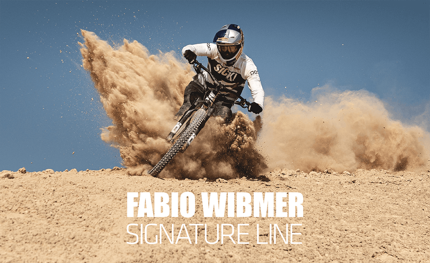 Mountainbiker auf e-Bike mit Zubehör der Fabio Wibmer Signature Line.