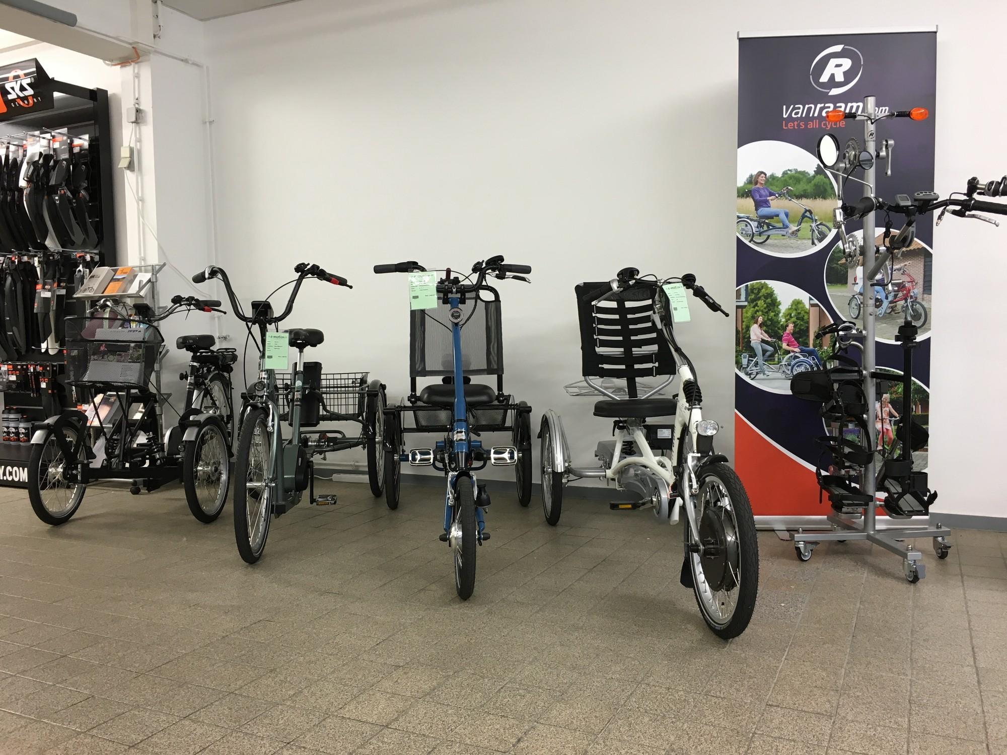 Das Bild zeigt eine Auswahl an E-Bikes und Dreirädern im Dreirad Zentrum Stuttgart.
