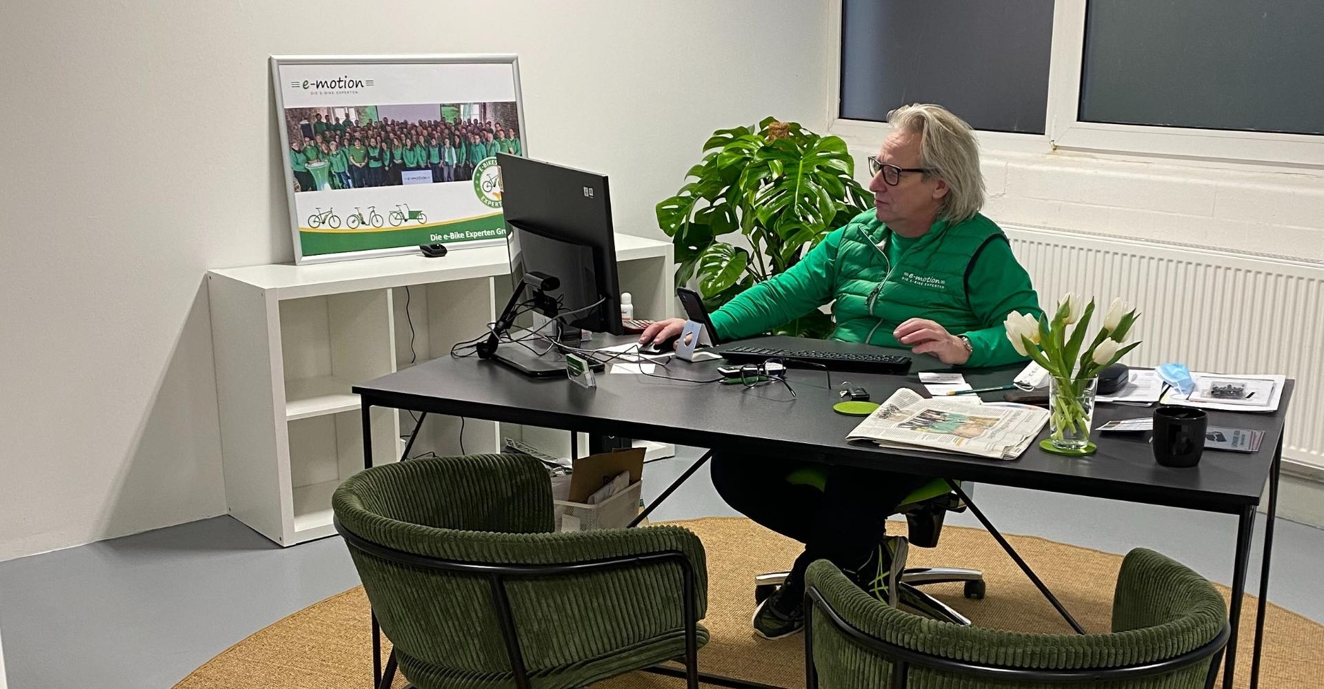 Matthias von der e-motion e-Bike Welt sitzt in seinem Büro am Schreibtisch