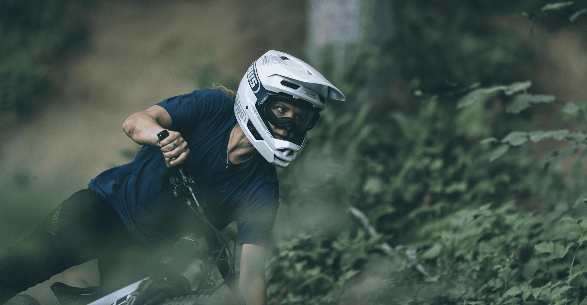 Fahrer im Wald mit Abus Helm