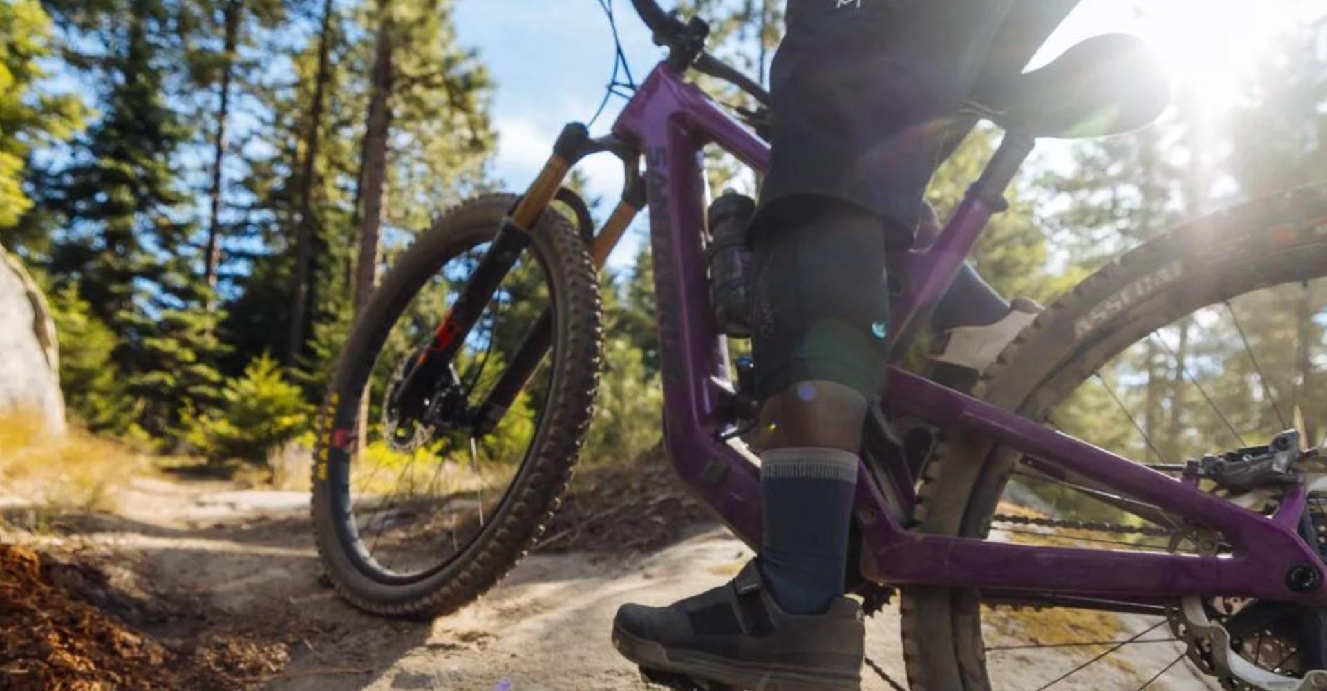 Santa Cruz Heckler SL e-Mountainbike in der Natur