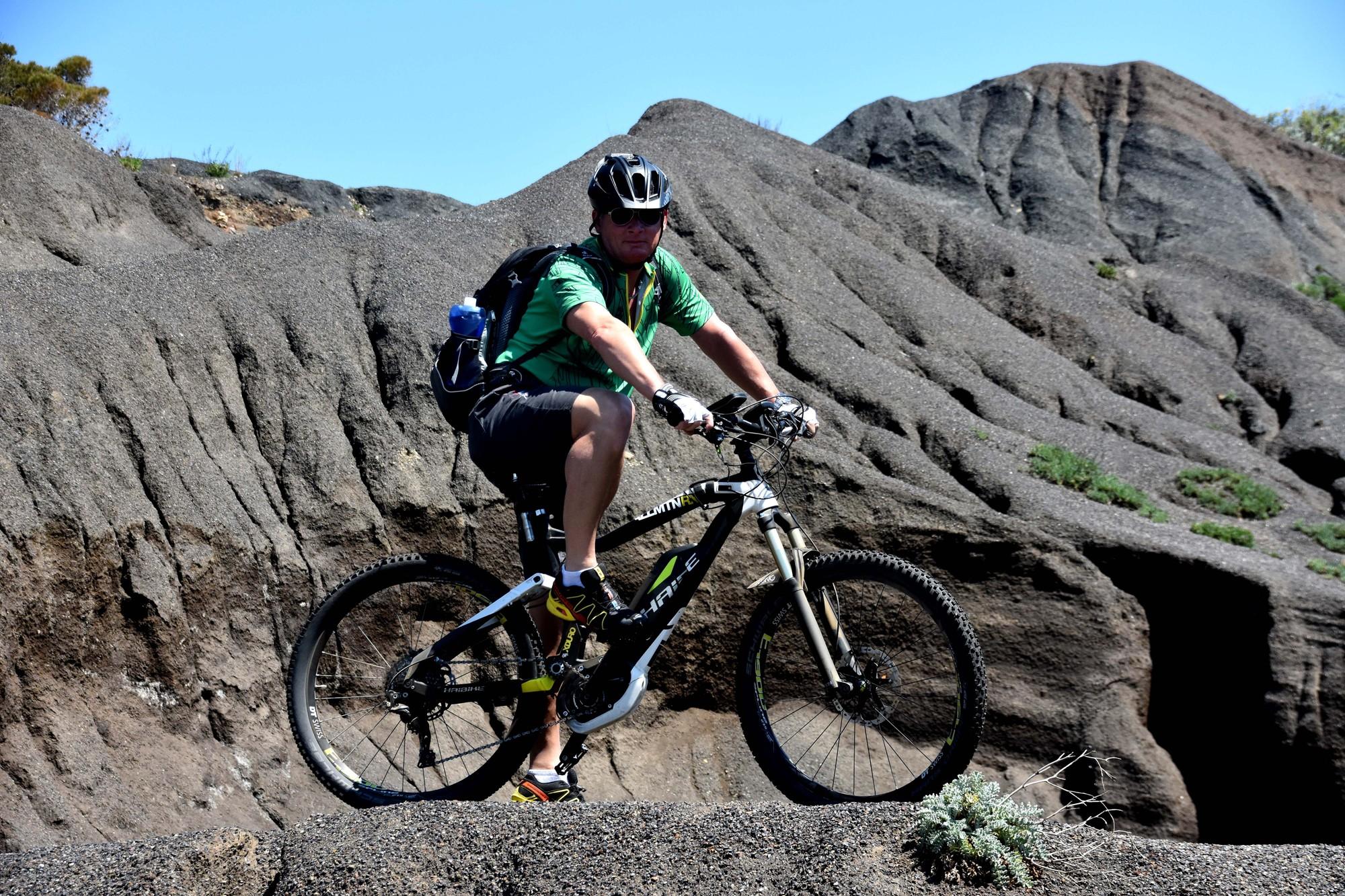Das Bild zeigt einen Kunden, der mit einem 2016er Haibike XDURO AllMnt RX auf Elba fährt