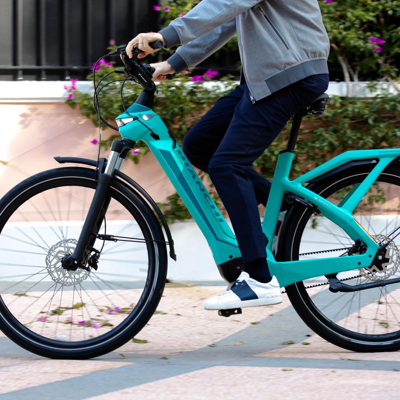 Das Omnia City e-Bike vom italienischen Hersteller Bianchi, unterwegs in der Stadt.