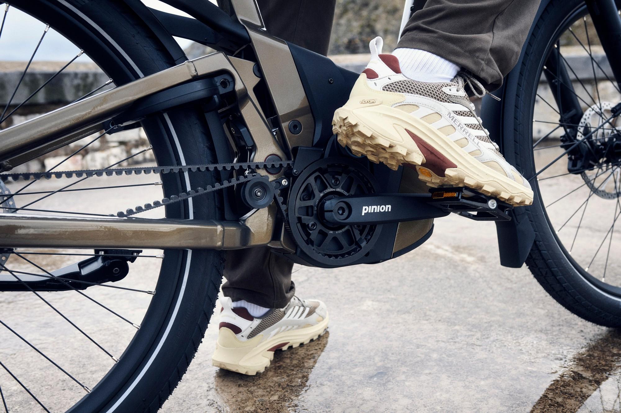 Das Bild zeigt einen detailreichen Blick auf das Kettenblatt eines Riese & Müller Delite5 GT E-Bikes.