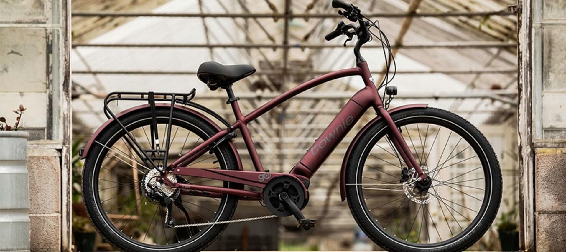 Das Bild zeigt ein e-Bike der Marke Electra, das in einem modernen und eleganten Design gehalten ist.
