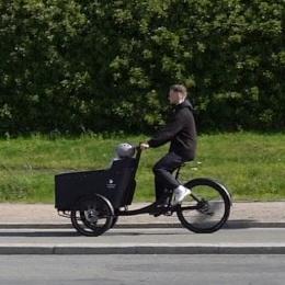 Ein Mann fährt mit Triobike Hafnia auf dem Fahrradweg