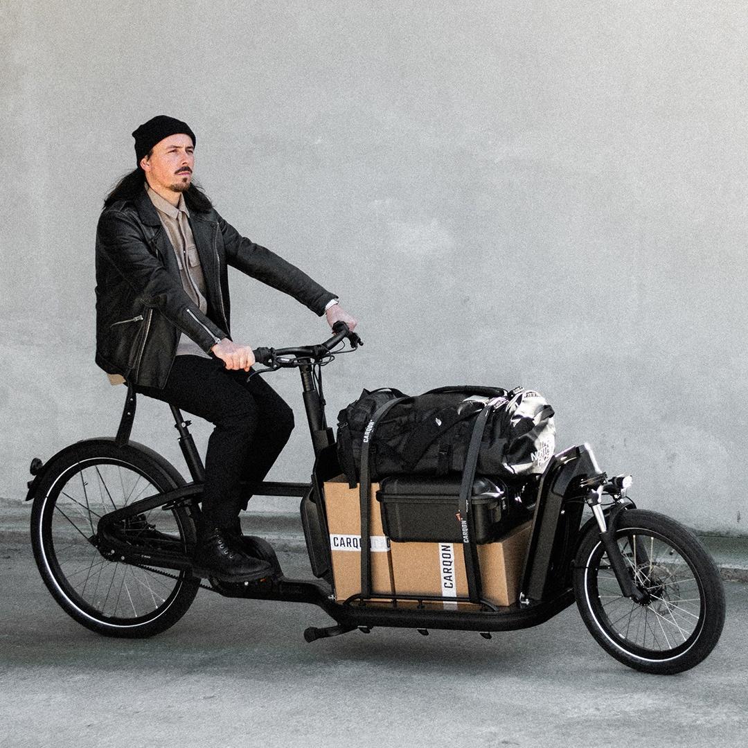 Ein Mann fährt mit einem vollbeladen Carqon Flatbed die Straße entlang