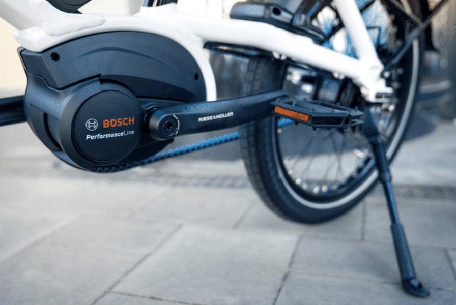 Das Bild zeigt den Bosch Performance Line Antrieb eines Riese & Müller Tinker Vario 2022 E-Bikes. Der Antrieb ist a