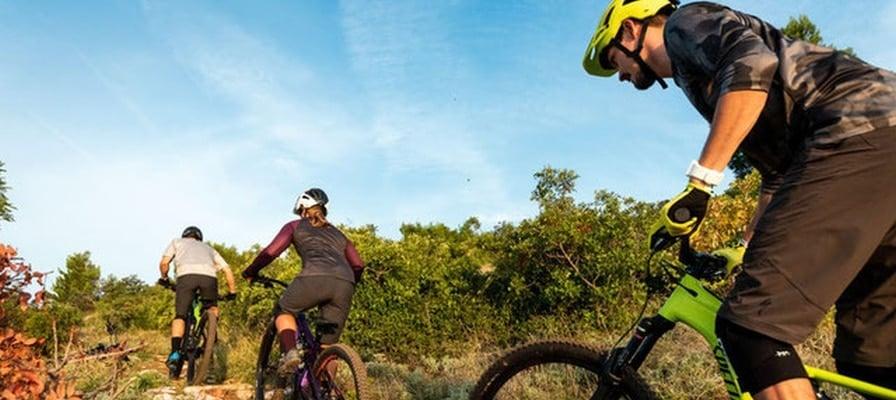 Mountainbiker auf Specialized E-Bikes in natürlicher Umgebung