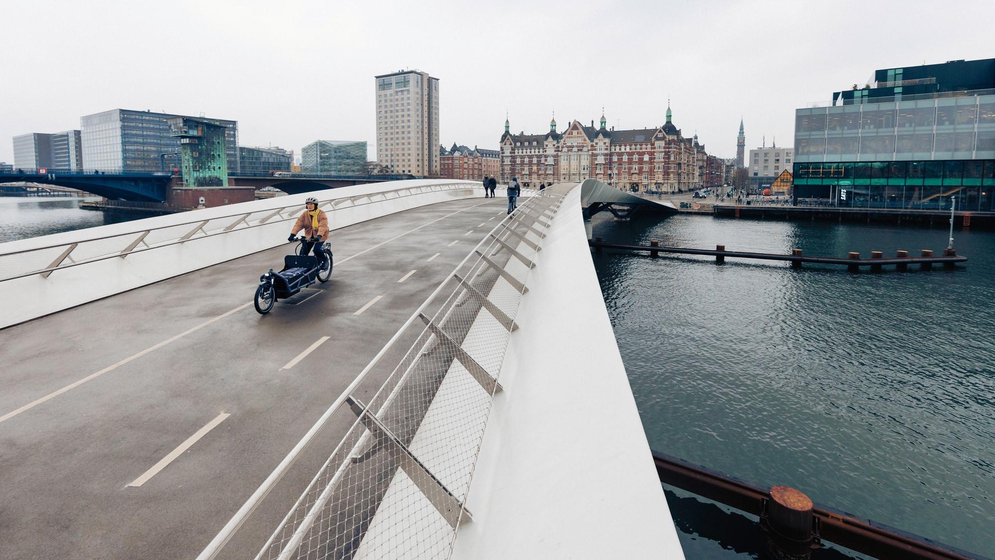 Bosch Cargo e-Bike aus der Cargo Line fährt über eine moderne Brücke
