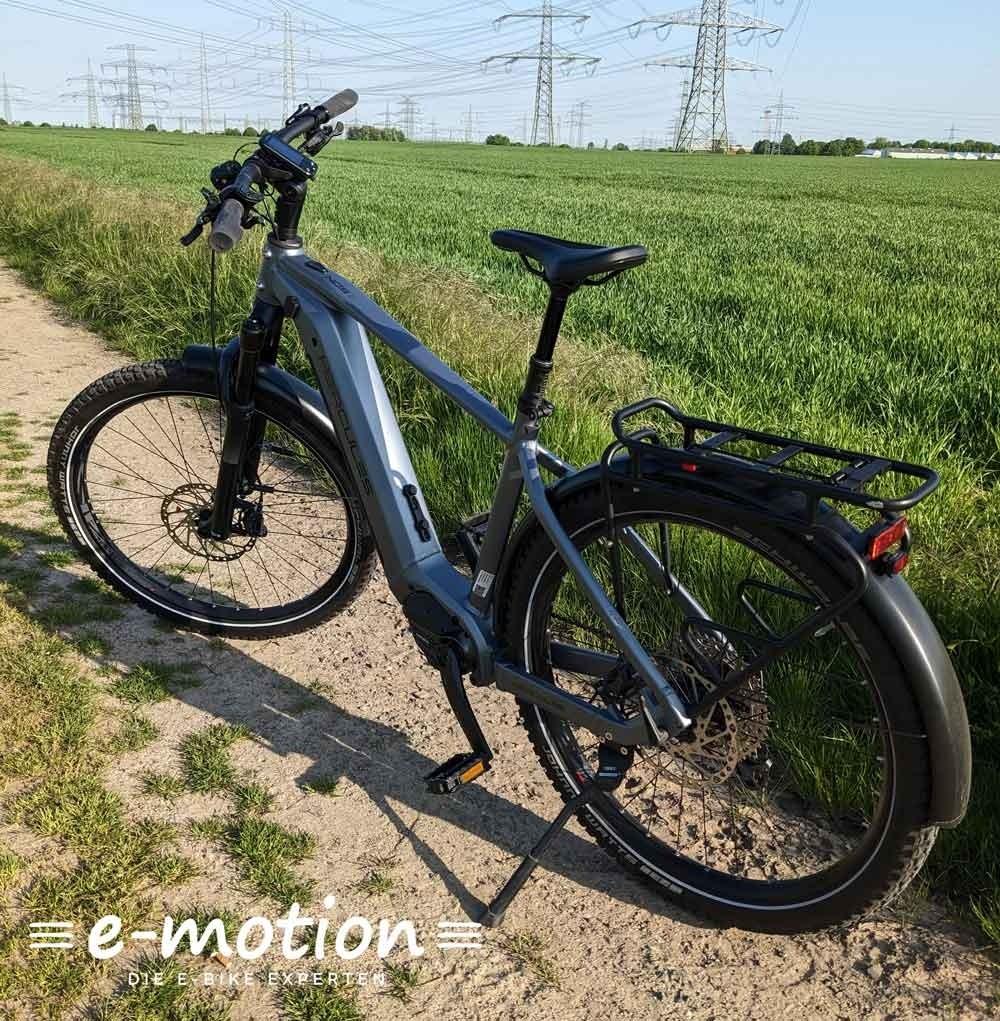 Das Bild zeigt ein Hercules NOS SUV 2.1 an einem Feld