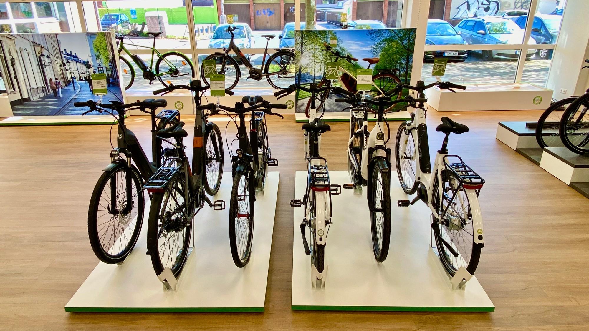 e-bikes sind im e-motion Premium-Shop in Hannover auf der neuen verdoppelten Ladenfläche ausgestellt.