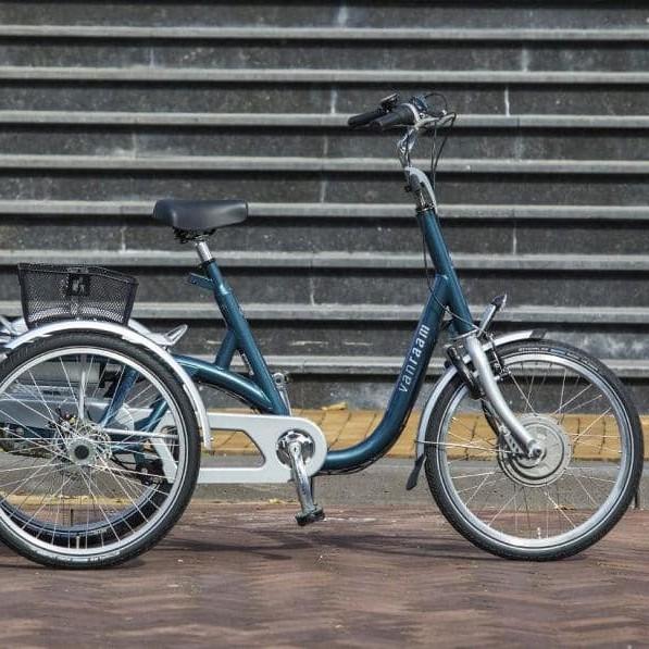 Dreirad-E-Bike von Van Raam vor Treppe