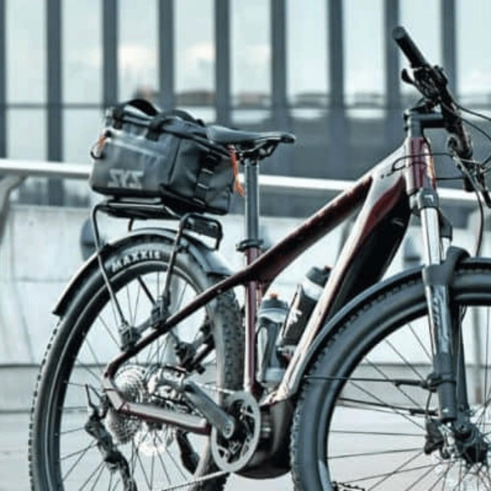 Optimieren Sie Ihr E-Bike mit dem robusten SKS Gepäckträgersystem. Perfekt für Pendler und Radreisen.