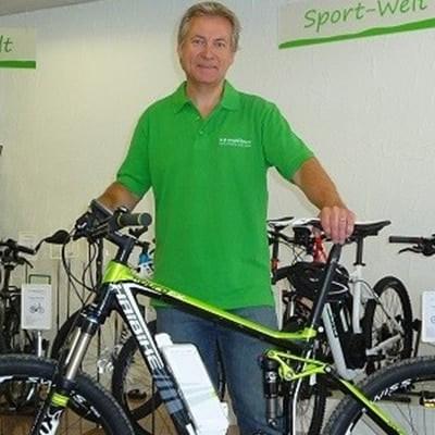 Eröffnung eines Fahrradgeschäfts mit verschiedenen E-Bikes und Fahrrädern