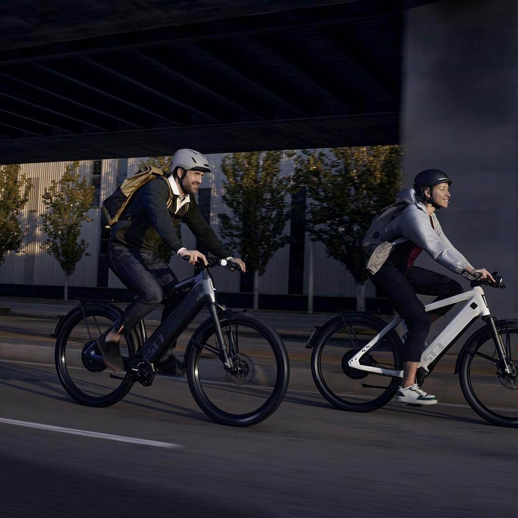 Zwei Männer sind auf Stromer Speed Pedelecs in Köln auf dem Weg zur Arbeit.