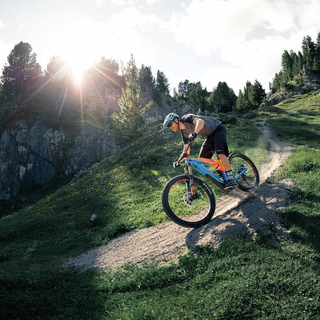 Das Giant Trance E+ 2019 ist ideal für anspruchsvolle Trails. Erleben Sie volle Kontrolle und Power mit diesem leis