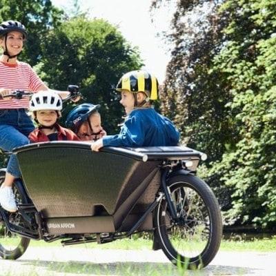 Familie auf Urban Arrow Family E-Bike in Parkumgebung