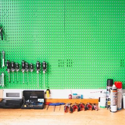 Werkzeugwand mit verschiedenen Werkzeugen und Zubehör in einer Werkstatt