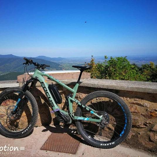 E-Mountainbike von Focus mit Alpenpanorama