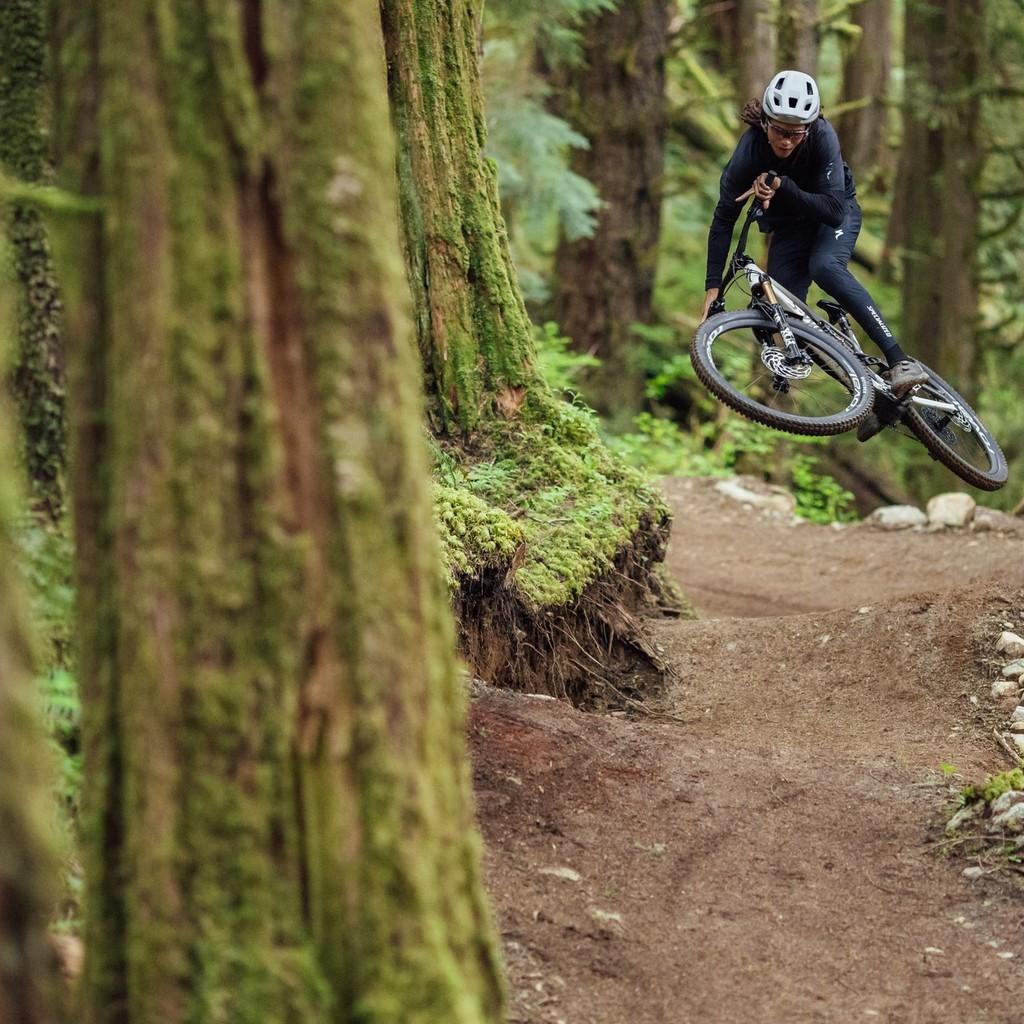 Entdecken Sie das Specialized Turbo Levo SL E-Bike in Aktion auf spannenden Waldpfaden. Perfekt für Abenteurer und