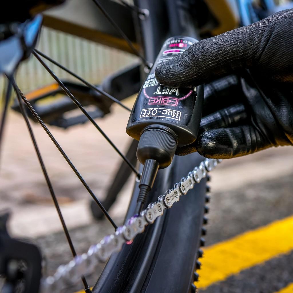 Effiziente Schmierung für E-Bike-Ketten bei nassen Bedingungen. Muc-Off sorgt für geschmeidiges und geräuscharmes F
