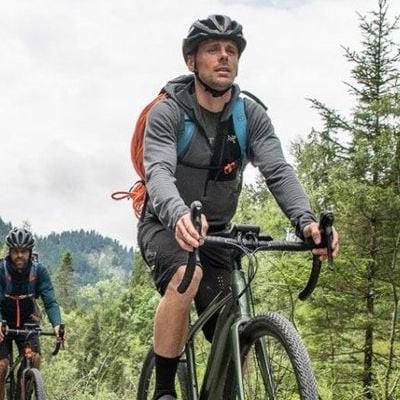 Zwei Personen auf Gravel-E-Bikes in waldreicher Umgebung