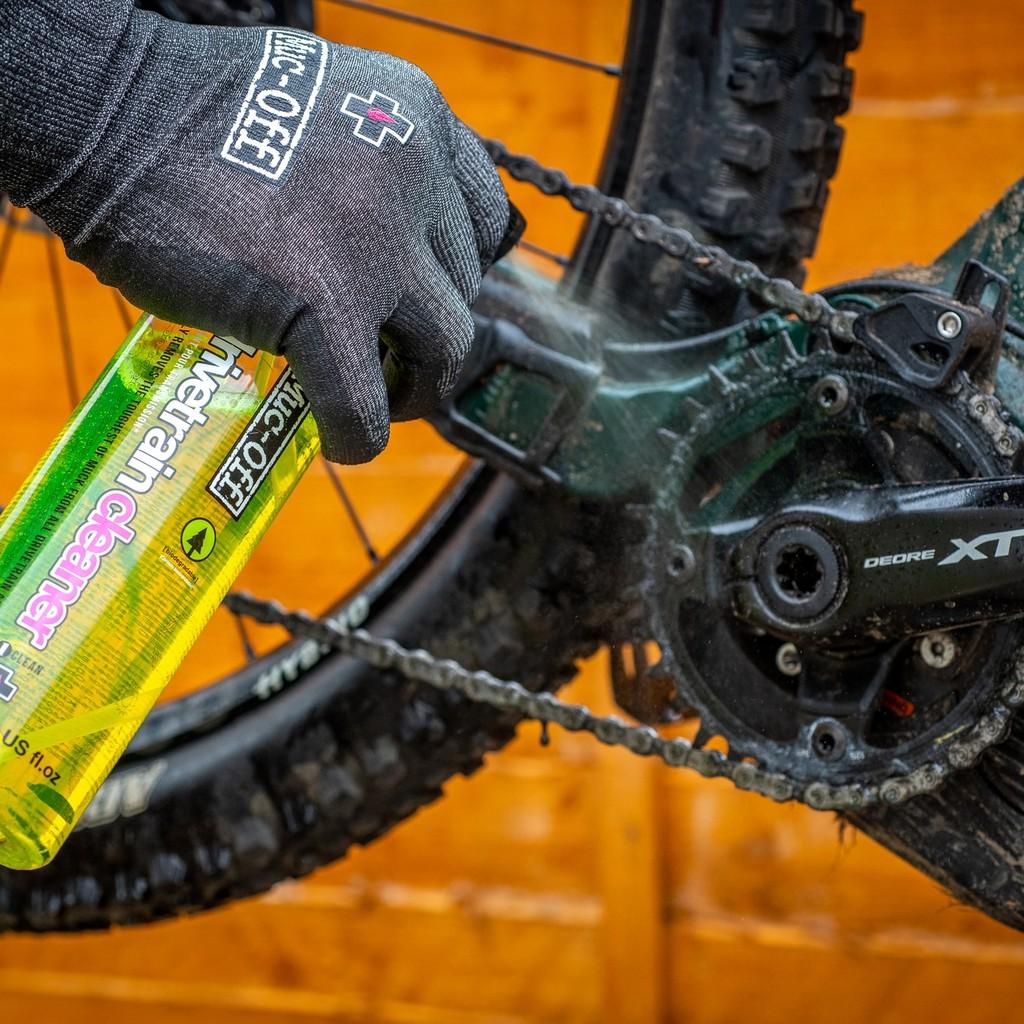 Muc-Off Kettenreiniger für die Wartung eines Commencal E-Bikes. Perfekt für ein sauberes und effizientes Fahrerlebn