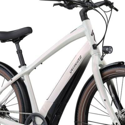 Weißes Specialized Turbo Como LTD E-Bike mit schwarzem Sattel und braunen Reifen