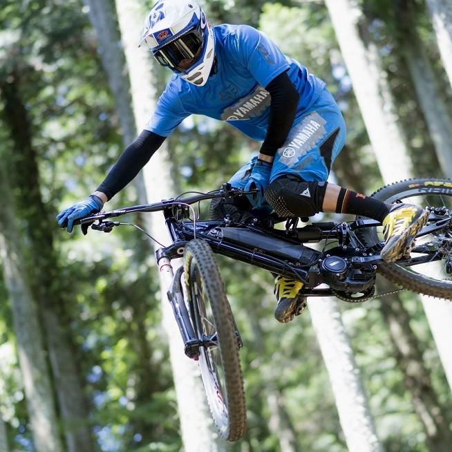 Erleben Sie das Yamaha E-Bike in Aktion. Perfekt für Abenteuer im Gelände mit leistungsstarkem Antrieb.