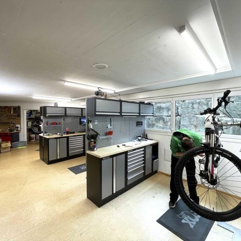 Moderne Fahrradwerkstatt mit Reparaturstationen und Werkzeugen